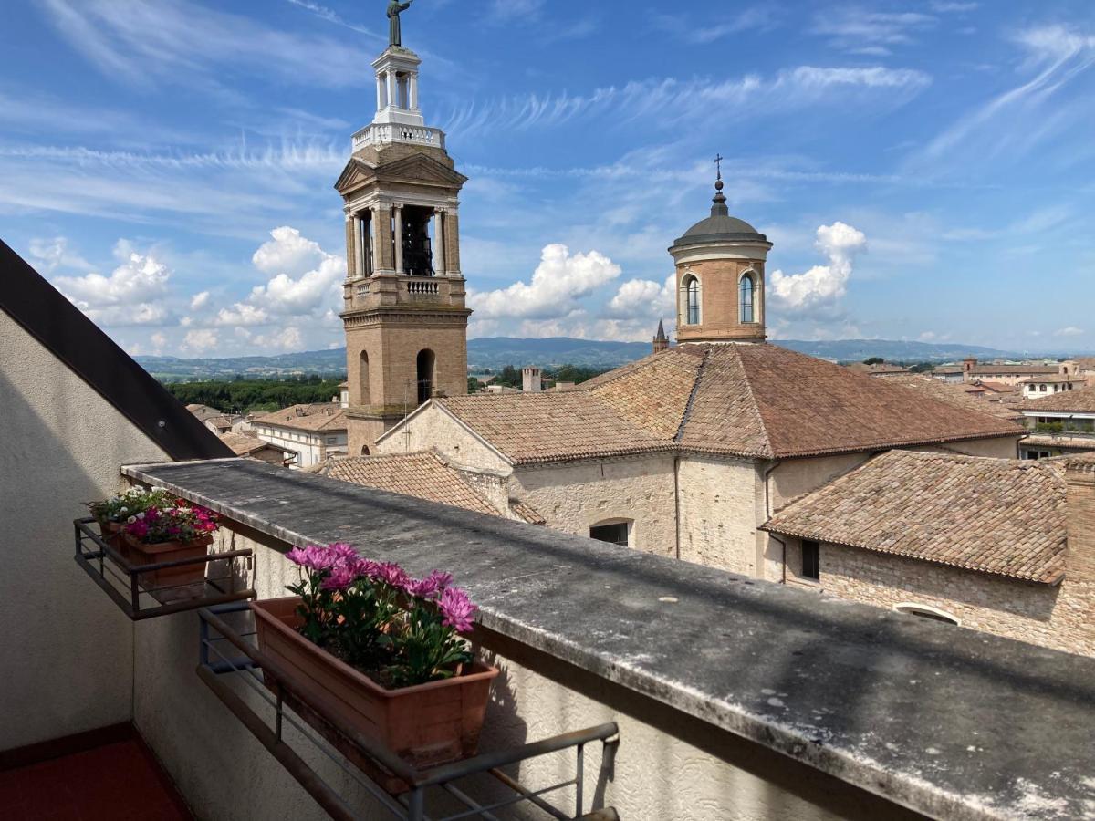 Affittacamere La Terrazza Sul Campanile Foligno Exterior foto